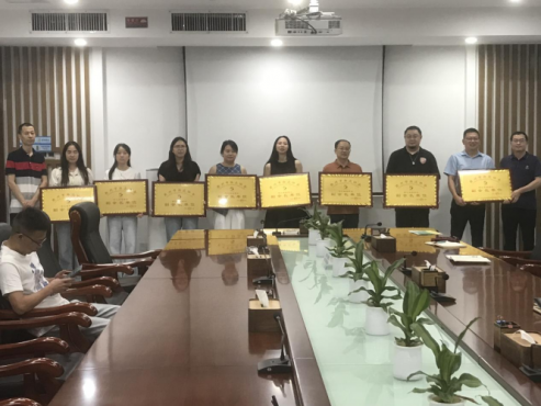 新入會副會長和理事單位授牌儀式在贛州國際陸港發展集團有限公司舉行